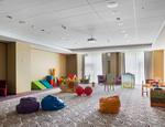 Sufity podwieszane w przestrzeni nowoczesnego hotelu