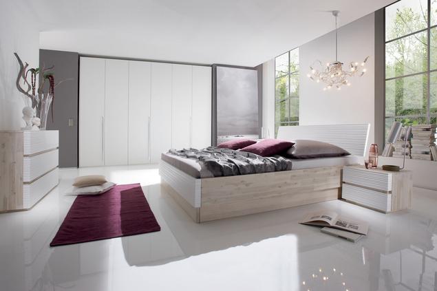 Jak urządzić sypialnię? Akacjowe łóżko drewniane