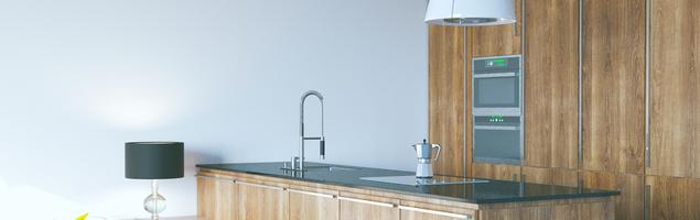 Kuchnia otwarta na salon wykończona drewnem – minimalizm i natura w aranżacji kuchni