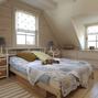 Sypialnia na poddaszu w stylu prowansalskim. Drewno w sypialni